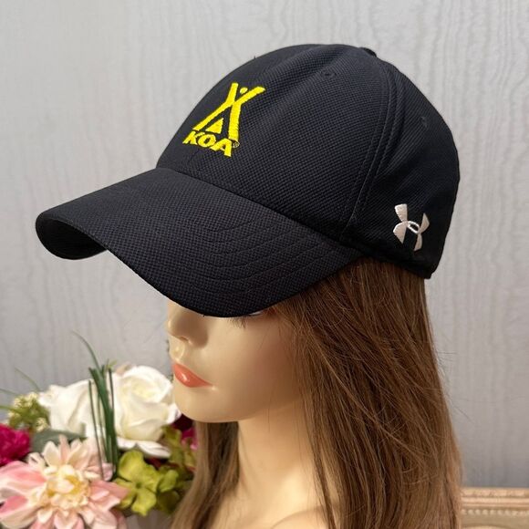 Under Armour Blitzing KOA Campgrounds Classic Fitted Cap Hat Black Yellow Sz M/L - Picture 1 of 14